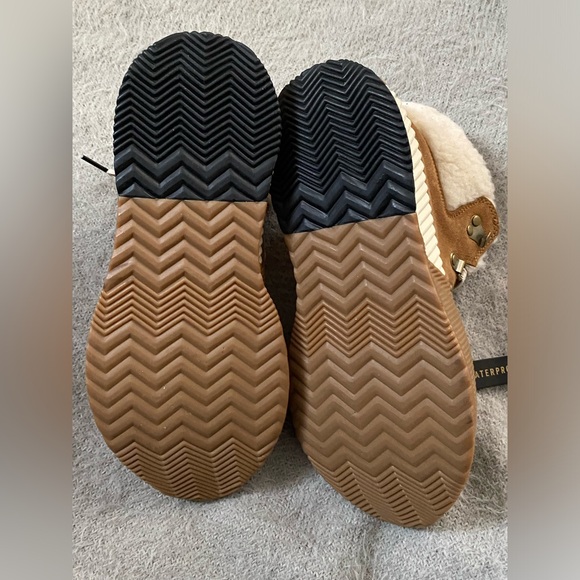 SOREL • Out-N-About III Conquest Waterproof Suede Booties • Camel Brown - Picture 15 of 16